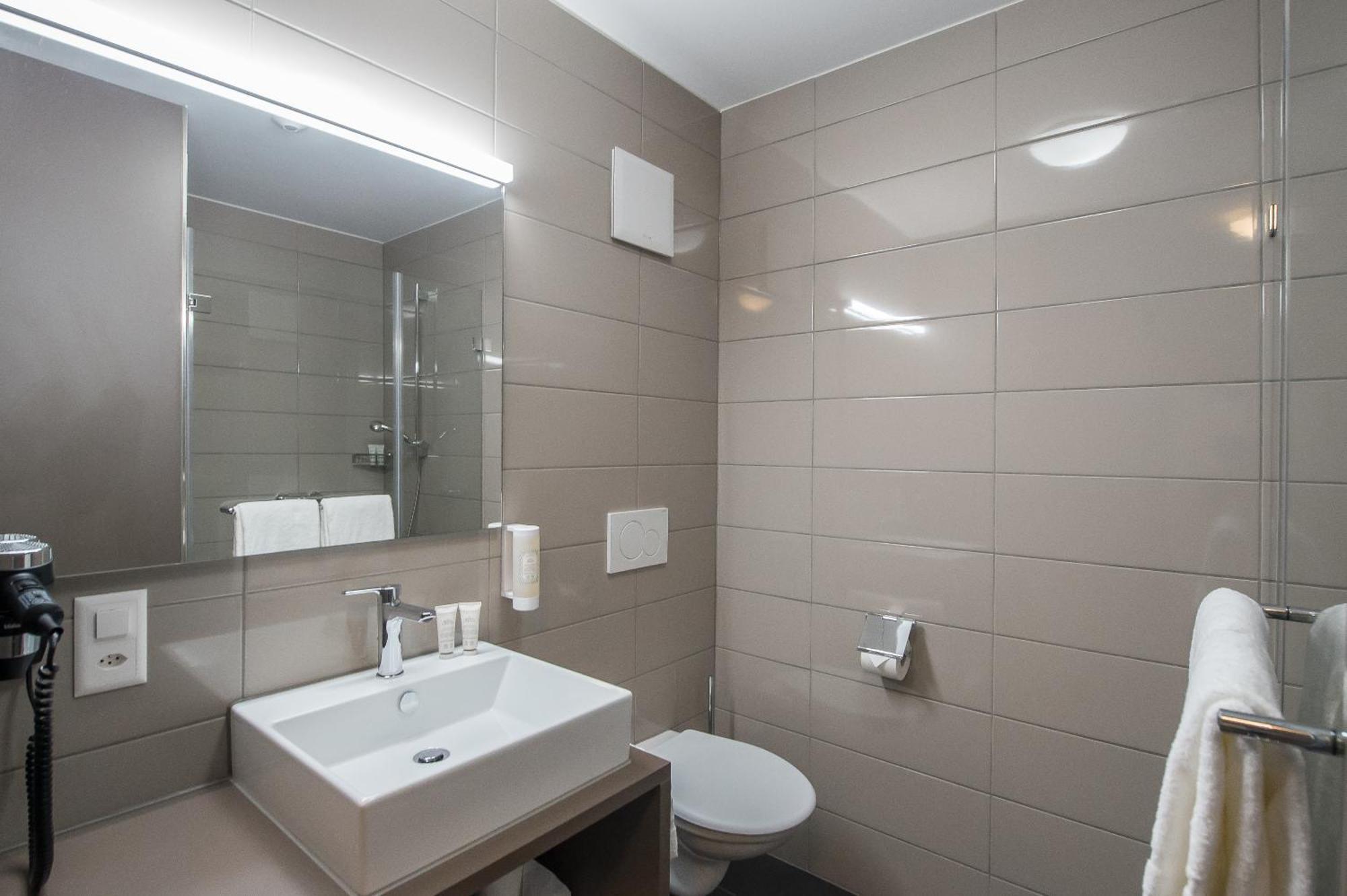 Doppelzimmer mit Küchenzeile und Balkon